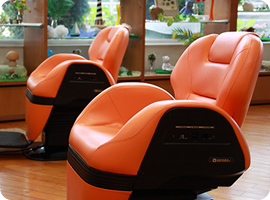 オレンジ色の理容椅子